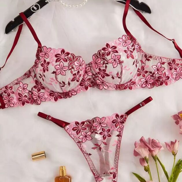 Ensemble à fleurs et Dentelle Rouge