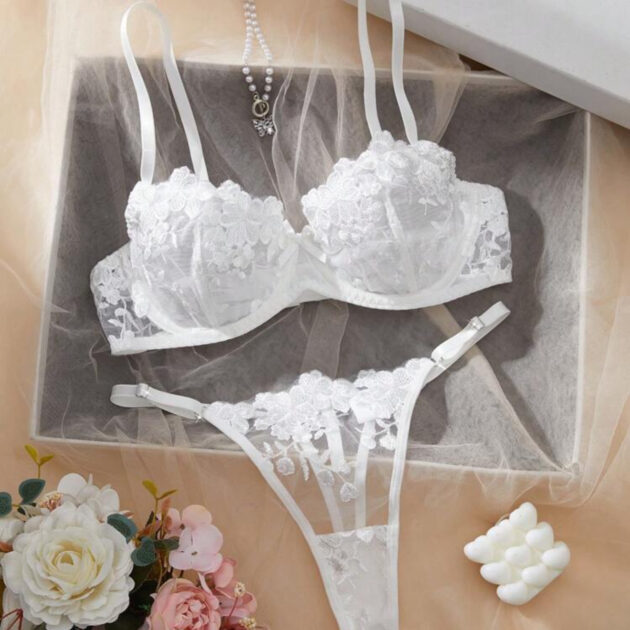 Ensemble Blanc à Fleurs