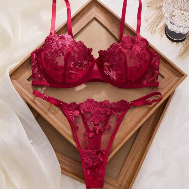 Ensemble Rouge Foncé à Fleurs